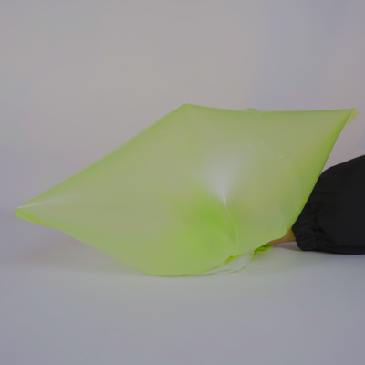 引き出し の 紐 で 閉め られる 色とりどりの HDPE 一回 使い捨て の ごみ袋